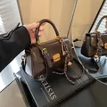 Dunkelbraune Handtasche aus Wachsleder mit Goldverschluss und Retro-Griff für Damen - Braun mit Anhänger