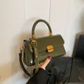 Dunkelgrüne Vintage-Handtasche aus Ölwachsleder mit goldener Metallschnalle und Tragegurt - Grün Ohne Anhänger