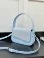 Bolso bandolera azul claro para mujer con solapa tejida y detalles metálicos plateados - Azul