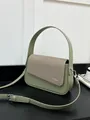 Bolso bandolera verde oliva con solapa de tejido beige y correa ajustable fina - Verde