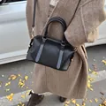 Modische schwarze Falten-Bowlingtasche kombiniert mit braunem Mantel für den Herbst - 23*11*12cm / Schwarz