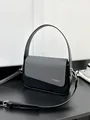 Bolso de mano minimalista negro y gris con solapa tejida y herrajes plateados - Negro