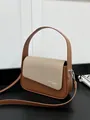 Sac à main en cuir marron avec rabat tissé beige et détails en métal argenté - Brun Foncé