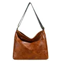Borsa hobo marrone in ecopelle con tracolla in stile etnico e grande tasca anteriore - Marrone