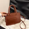 Borsa tote in vernice marrone lucida con lettere in rilievo e tracolla regolabile - 24*10*16.5 / Caffè senza Ciondolo