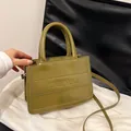 Borsa tote verde oliva lucida con scritte COIH'2DN goffrate e tracolla regolabile - 24*10*16.5 / Verde Senza Pendente