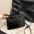 Borsa tote retrò in vernice nera con scritte in rilievo e tracolla rimovibile - 24*10*16.5 / Nero senza Ciondolo