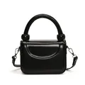 Petit sac carré noir brillant avec poignée ronde et accessoires en métal argenté chic - Noir