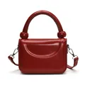 Mini sac carré chic en cuir verni rouge avec poignée ronde et détails argentés - Rouge