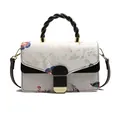 Weiße Vintage-Handtasche mit Blumen-Schmetterlingsprint, geflochtenem Griff und Goldschloss - Colorblocking