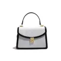Sac à main trapèze blanc et noir élégant avec boucle dorée et texture gaufrée raffinée - Blocs de couleur