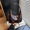 Dunkelbraune Halbmond-Tasche aus glänzendem Lackleder mit goldfarbenen Anhängern - Kaffeebraun