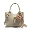 Sac seau beige en cuir litchi avec pendentif ours et fermoir doré élégant - Blanc avec Charme
