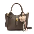 Sac seau gris foncé en cuir grainé avec boucle dorée et pendentif ourson - Gris Avec Pendentif