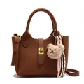 Sac seau marron motif litchi avec boucle dorée et pendentif ours mignon - Marron Avec Pendentif