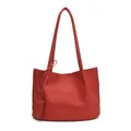 Sac fourre-tout rouge minimaliste avec texture grainée et fines lanières sur fond blanc - Rouge