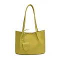 Sac cabas vert tilleul en cuir texturé avec fines bandoulières et pendentif décoratif - Vert Fruit