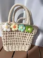 Dettaglio dei fiori fatti a mano sulla borsa in paglia intrecciata beige chiaro - Beige Fiore Verde