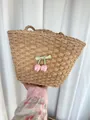 Détail du sac en paille tissé avec nœud vert et breloques cerises à carreaux roses - Kaki Nœud Plaid