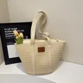 Sac fourre-tout tissé en paille blanc cassé avec patch en cuir pour la plage - Beige