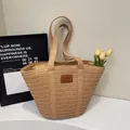 Sac cabas en paille tressée kaki clair avec étiquette en cuir marron et doublure élégante - Kaki