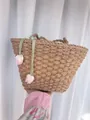 Détail du sac cabas en paille avec pendentif tulipe rose et texture tressée dense - Kaki Tulipe Rose