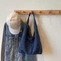 Minimalistische große Denim-Tragetasche in Dunkelblau für den täglichen Pendelverkehr - Dunkelblau
