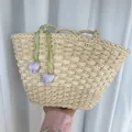 Sac à main en paille tressée beige avec charme de tulipe violette et poignée chic - Blanc Cassé Tulipe Violet