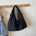 Bolso de hombro hobo grande de nailon negro con correa ancha y diseño minimalista - Negro