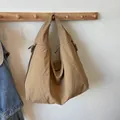 Bolso hobo grande caqui con textura plisada y diseño de correa ancha para hombro - Caqui