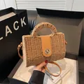 Schicke Stroh-Handtasche mit brauner Lederklappe und goldenem Drehverschluss - Khaki