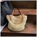 Beige Strohtasche mit braunen Kunstlederriemen für den sommerlichen Strandurlaub - Beige