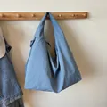 Bolso tote minimalista de nailon azul cielo de gran capacidad con correa ancha elegante - Azul claro