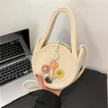Mini ronde geweven stro handtas in beige met kleurrijke 3D-bloemen en lieveheersbeestje - Broken Wit