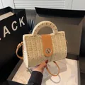 Beige geflochtene Strandtasche mit braunem Lederbesatz und goldenem Drehverschluss - Gebrochenes Weiß