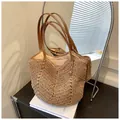 Beige Stroh-Tragetasche mit V-Struktur, braunen Lederriemen und Stofffutter innen - Khaki