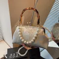 Bolso jacquard azul claro con asa de bambú natural y colgante de perlas - Azul