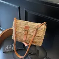 Stroh-Umhängetasche in Naturfarben mit braunem Lederriemen und Vintage-Metallschnalle - Khaki