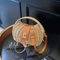 Borsa bohémien in paglia con trama intrecciata naturale e dettagli in pelle marrone - Cachi