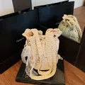 Häkel-Beuteltasche in Beige mit Spitzenschleife und Perlen für den Strandurlaub - Beige Mit Anhänger