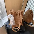 Stroh-Eimertasche mit weißer Spitzenschleife und Perlenkette in Khaki für Sommer - Khaki Mit Anhänger