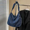 Grande borsa a tracolla in denim lavato blu scuro con cuciture arancioni a contrasto - Blu scuro