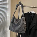 Borsa a tracolla retrò in denim grigio lavato con dettagli frangiati e spallina larga - Nero