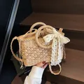 Handgefertigte Strohtasche mit runden Griffen und cremefarbener Spitzenschleife für den Strand - Khaki