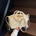 Cremefarbene Strohtasche mit Spitzenschleife und Kordelzugfutter für den Strandurlaub - Gebrochenes Weiß