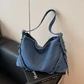 Borsa hobo in denim retrò blu medio con anelli metallici vintage e tracolla larga - Blu scuro