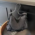 Grande borsa a spalla in denim grigio scuro lavato vintage con anelli in metallo argento - Nero