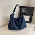 Retro dunkelblaue Denim-Tragetasche mit Kontrastnähten und Lederbesatzdetails - Dunkelblau
