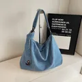 Hellblaue Denim-Tasche mit Knotendetail am Schultergurt und Metallring-Element - Hellblau