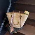 Große Stroh-Tragetasche mit Fransen, braunen Lederriemen und dekorativem Paisley-Seidenschal - Khaki